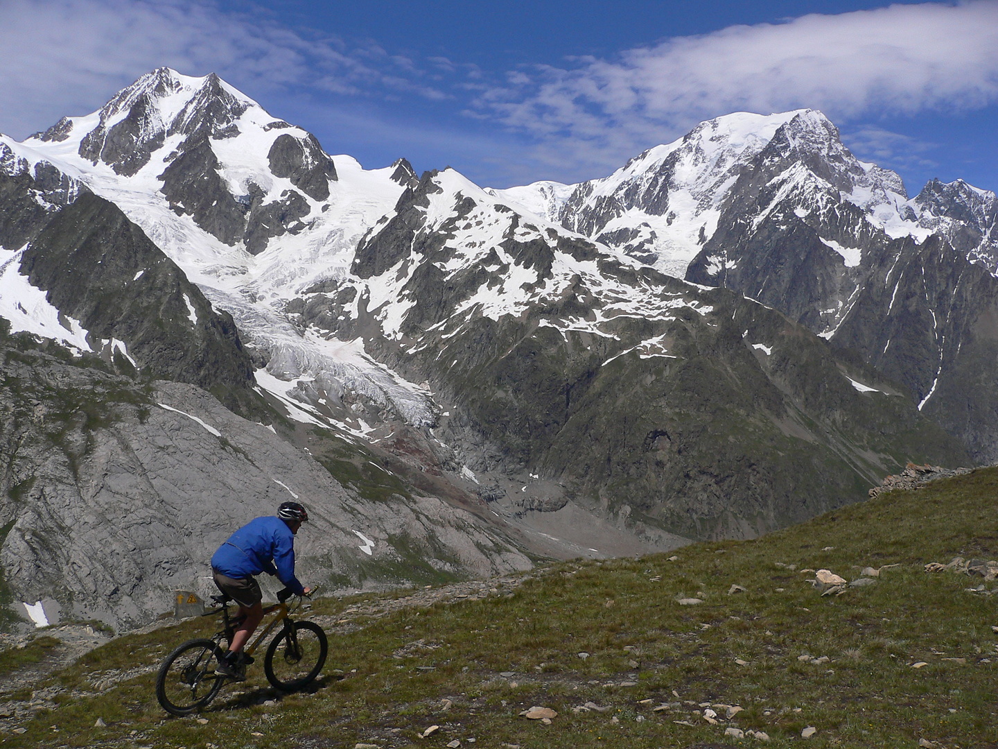 kleiner-biker-grosser-berg.jpg