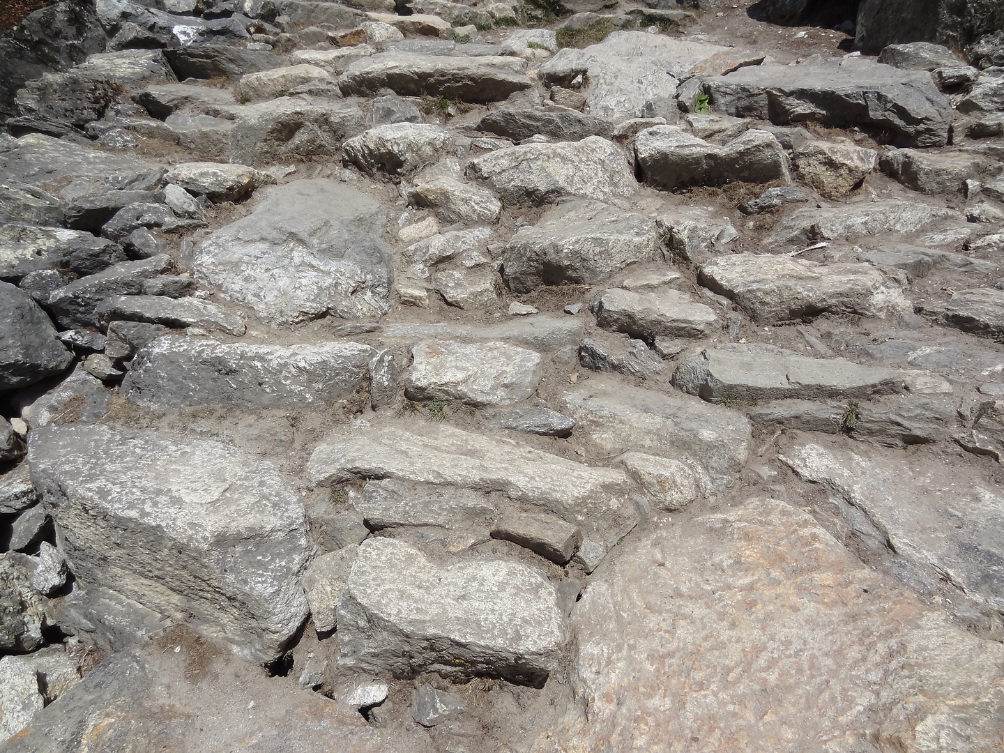 tengboche-stones.jpg