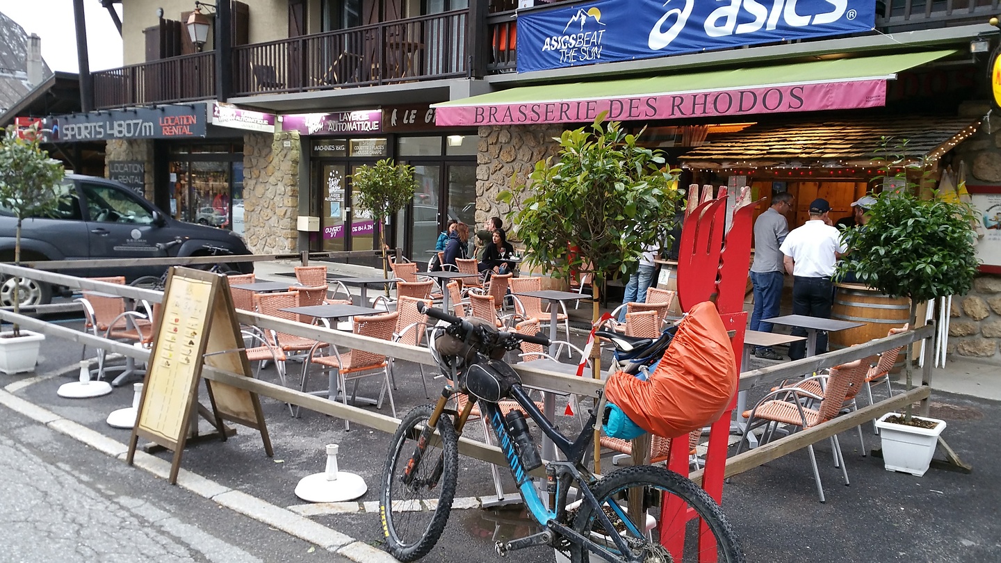 contamines-bar.jpg