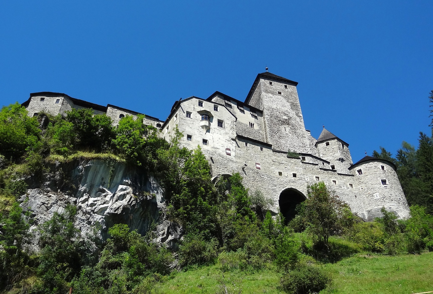 rauchkofel-castle.jpg